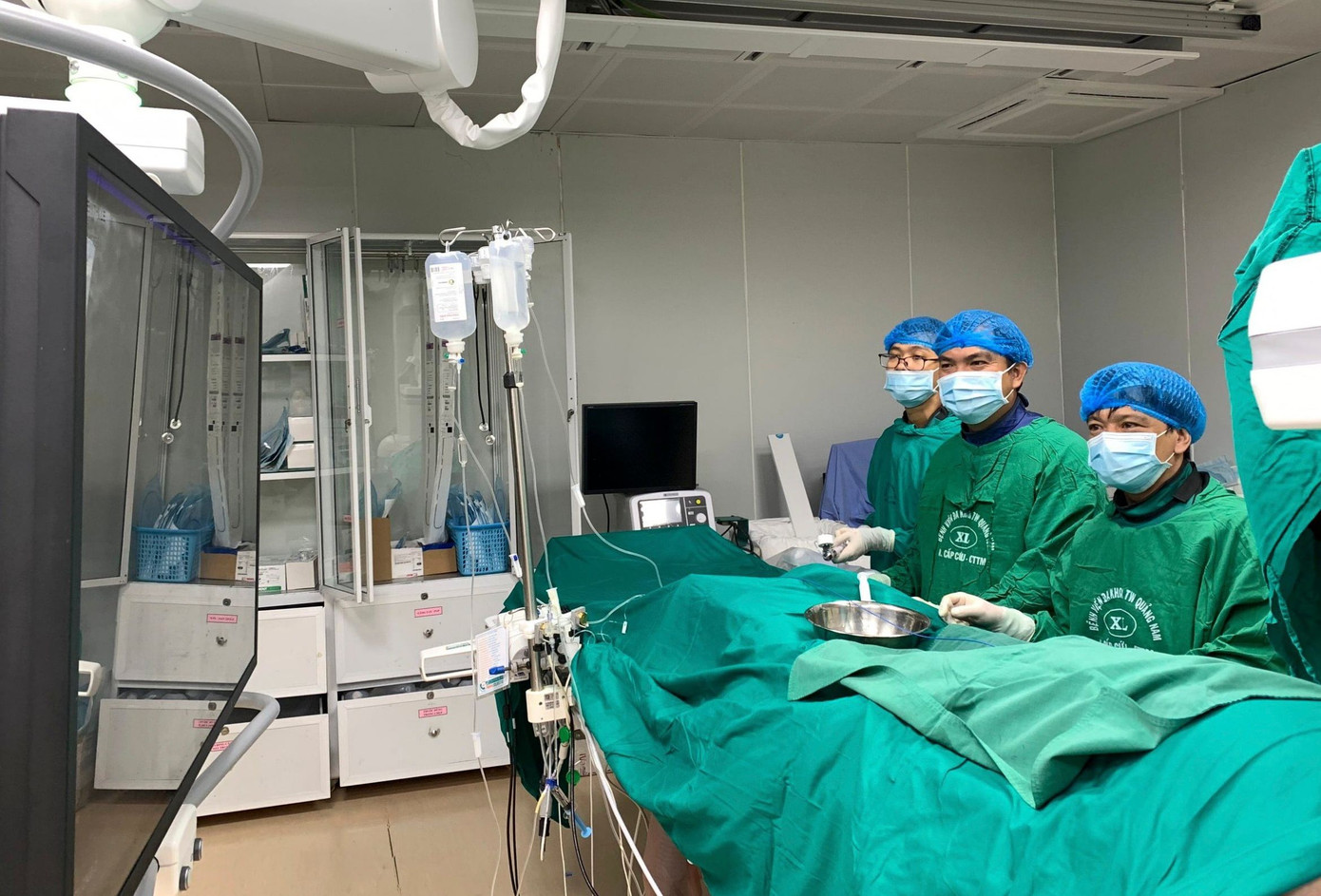 Ekip bác sĩ Bệnh viện Đa khoa Trung ương Quảng Nam cấp cứu điều trị cụ bà 70 tuổi ngưng tim, ngưng thở do nhồi máu cơ tim cấp. Ekip bác sĩ Bệnh viện Đa khoa Trung ương Quảng Nam cấp cứu điều trị cụ bà 70 tuổi ngưng tim, ngưng thở do nhồi máu cơ tim cấp.