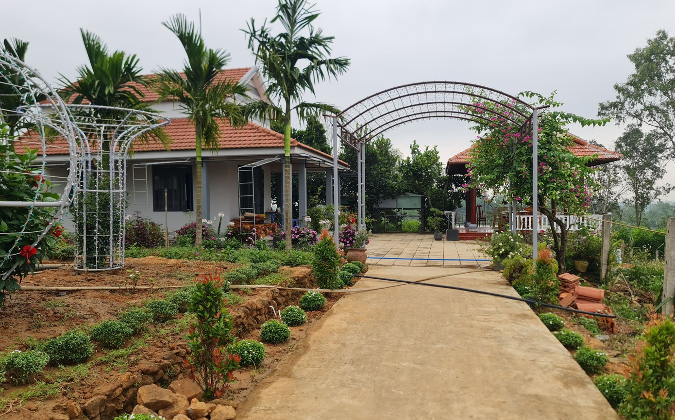 Công trình nhà ở trên đất không phải là đất ở, và các hạng mục, công trình phục vụ trang trại trên đất nông nghiệp khác của ông Lê Văn Ninh, Phó Bí thư Huyện uỷ Phú Ninh.