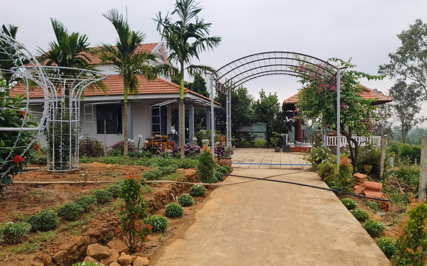 Công trình nhà ở trên đất không phải là đất ở, và các hạng mục, công trình phục vụ trang trại trên đất nông nghiệp khác của ông Lê Văn Ninh, Phó Bí thư Huyện uỷ Phú Ninh.