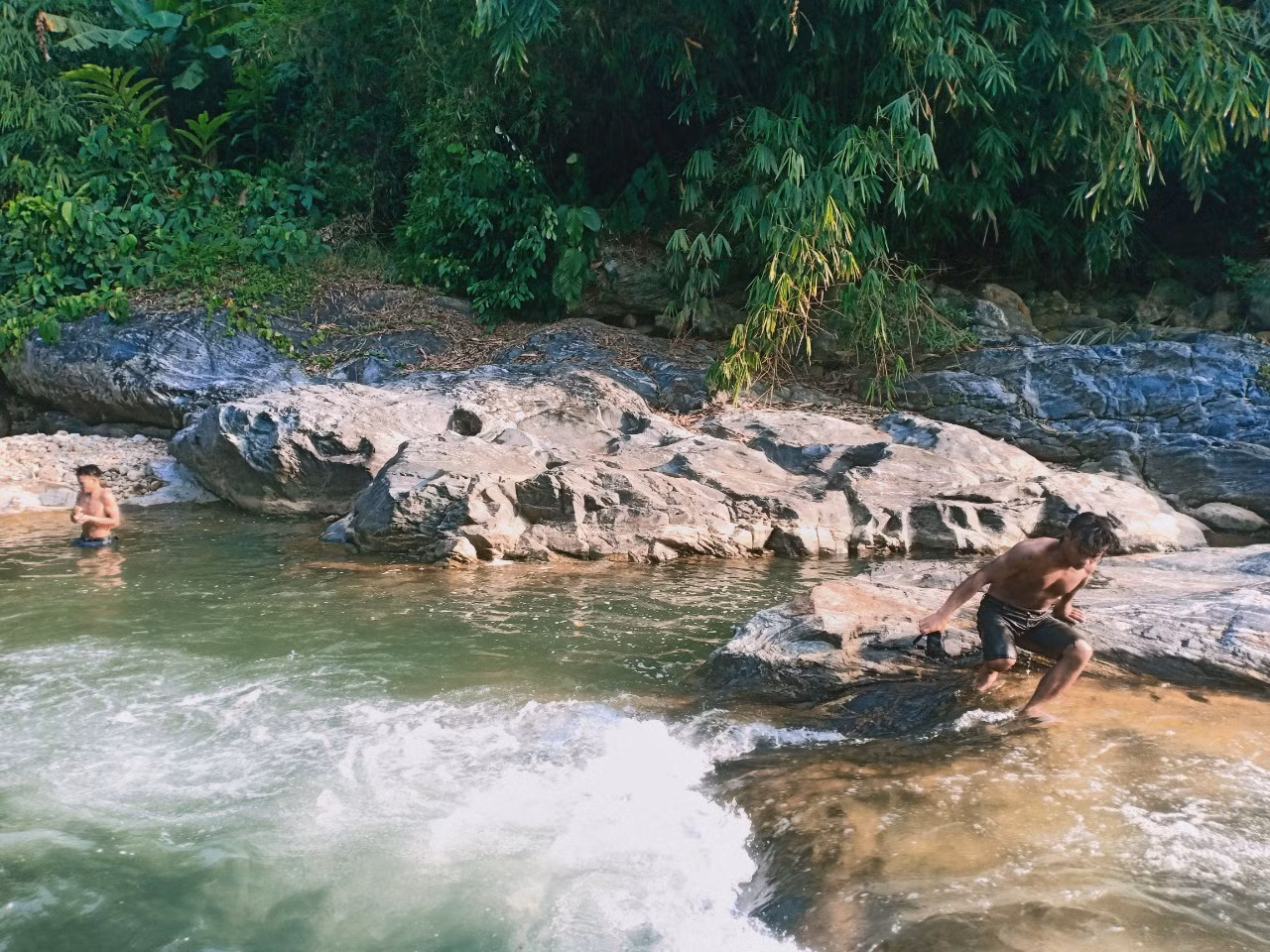 Sông Nước Bươu. Ảnh T. L Sông Nước Bươu. Ảnh T. L