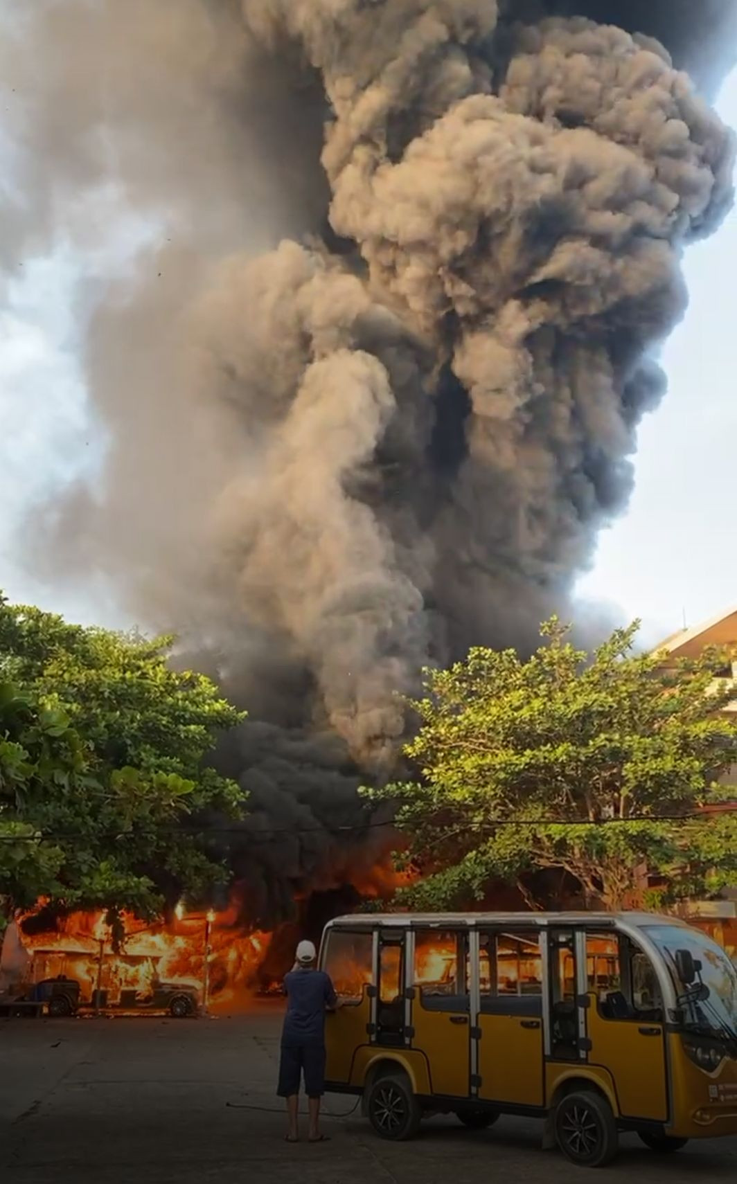 Lửa ngùn ngụt thiêu 40 xe điện du lịch ở Hội An ảnh 2 Lửa ngùn ngụt thiêu 40 xe điện du lịch ở Hội An ảnh 2