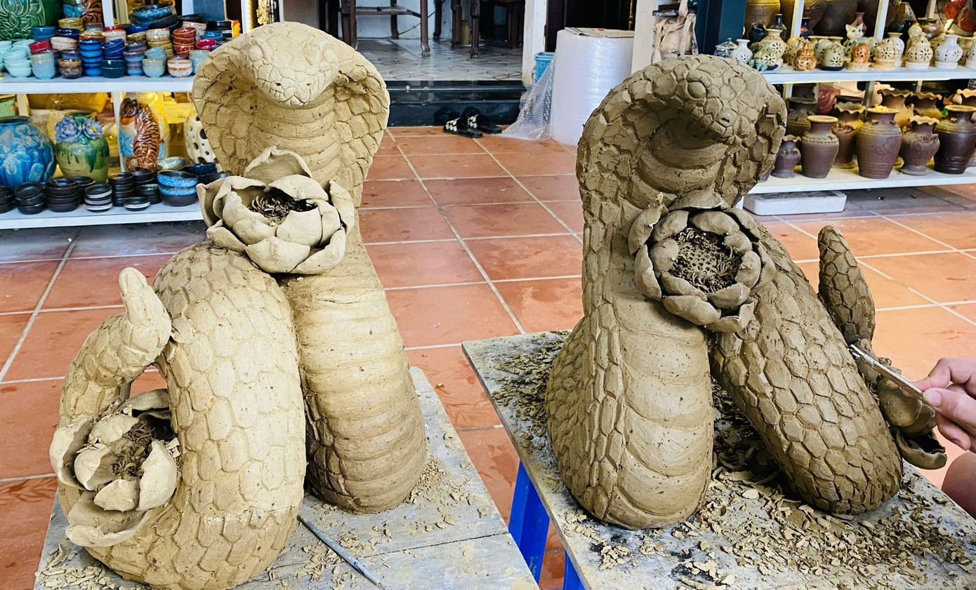 Cặp linh vật rắn độc đáo, sáng tạo của nghệ nhân gốm Thanh Hà. Cặp linh vật rắn độc đáo, sáng tạo của nghệ nhân gốm Thanh Hà.