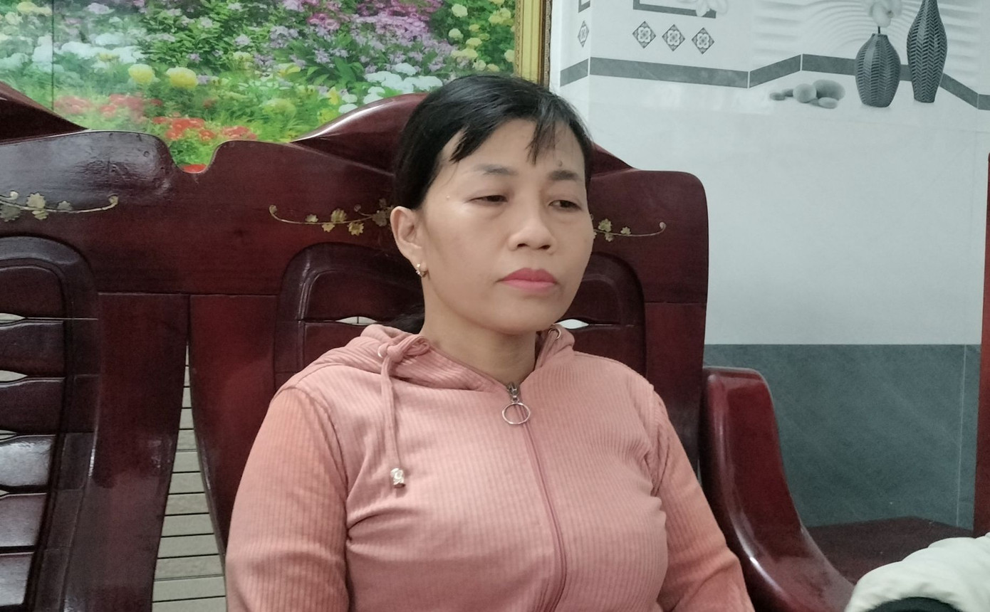 Đinh Thị Bích Thủy, vợ thuyền viên Đỗ Văn Hải thất thần khi nghe hung tin. Đinh Thị Bích Thủy, vợ thuyền viên Đỗ Văn Hải thất thần khi nghe hung tin.