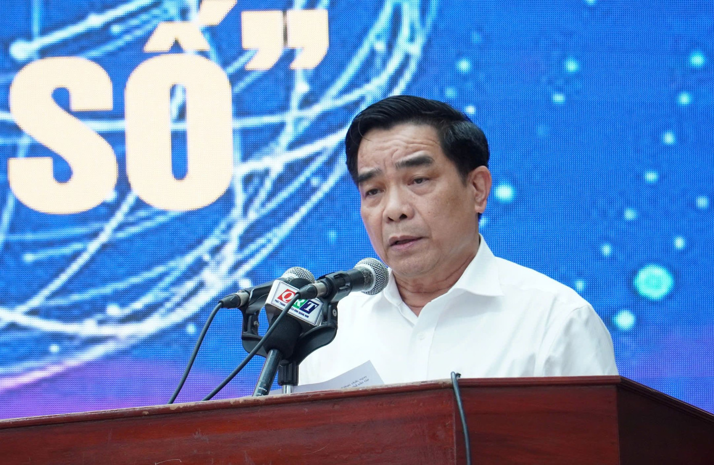 Ông Lê Văn Dũng, Chủ tịch UBND tỉnh Quảng Nam kêu gọi các cấp chính quyền, các tổ chức, doanh nghiệp và nhân dân hưởng ứng mạnh mẽ phong trào Bình dân học vụ số.