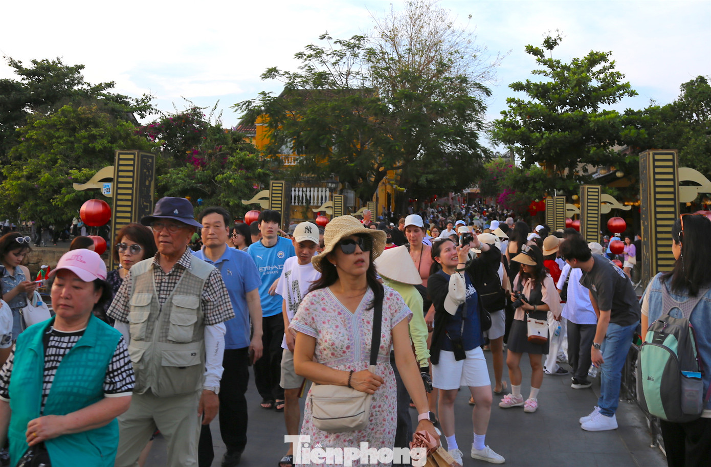 Dòng người đổ về Hội An mỗi lúc một đông. Ảnh: Hoài Văn