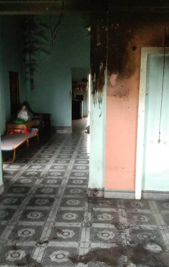 Ngôi nhà ông Ph. loang lổ vết cháy.