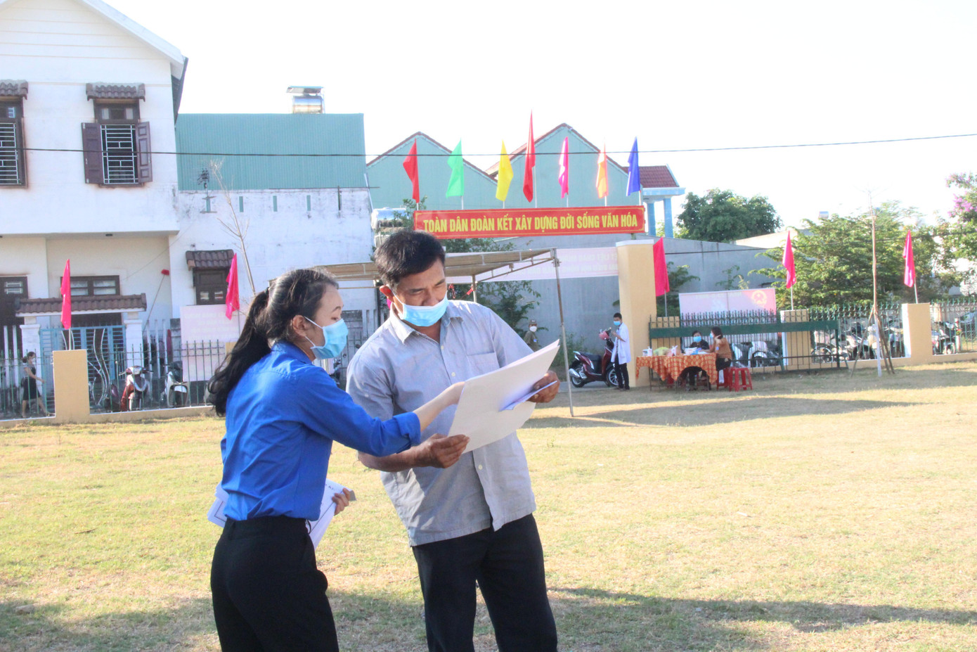 Bạn trẻ hướng dẫn người dân tham gia bỏ phiếu tại điểm bỏ phiếu khối phố Mỹ Thạch Bắc, P. Tân Thạnh, TP. Tam Kỳ. Bạn trẻ hướng dẫn người dân tham gia bỏ phiếu tại điểm bỏ phiếu khối phố Mỹ Thạch Bắc, P. Tân Thạnh, TP. Tam Kỳ.