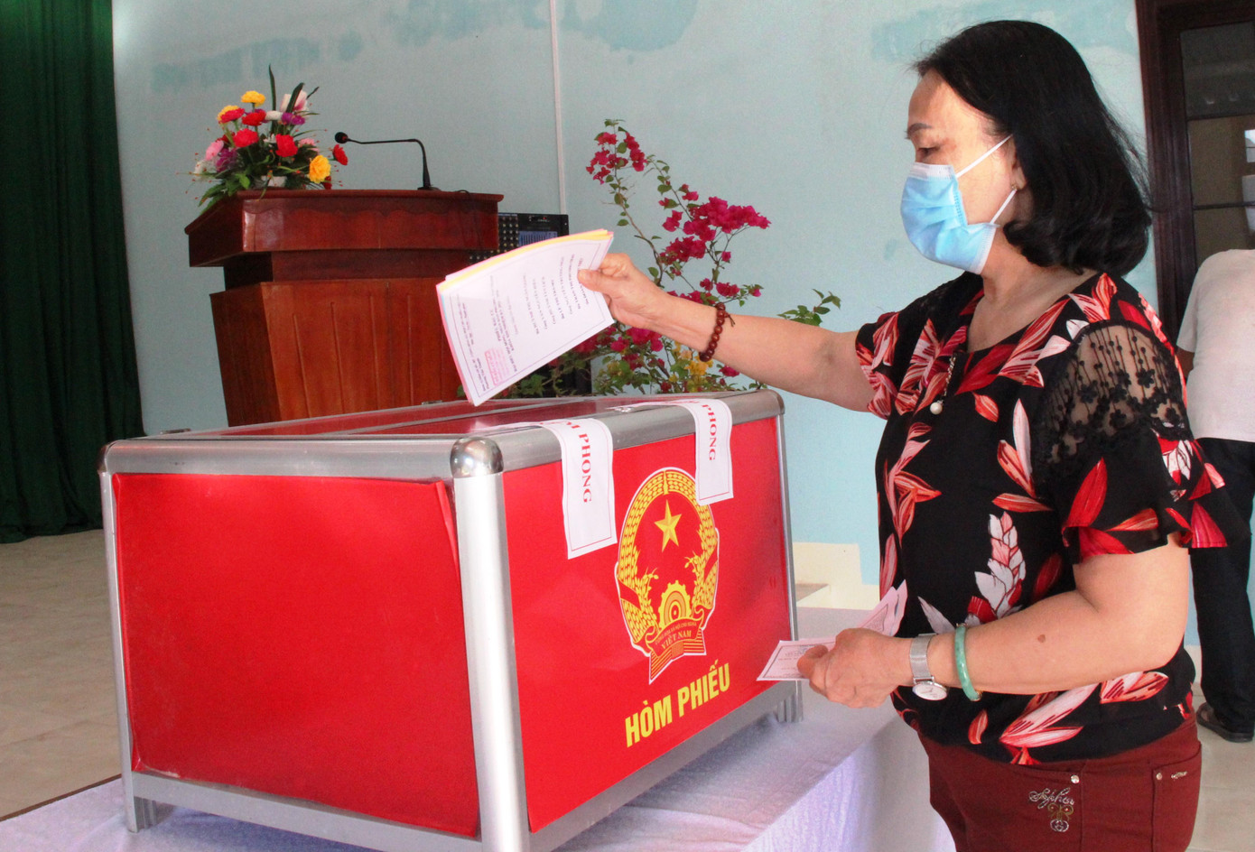 Cử tri phấn khởi thực hiện quyền công dân.