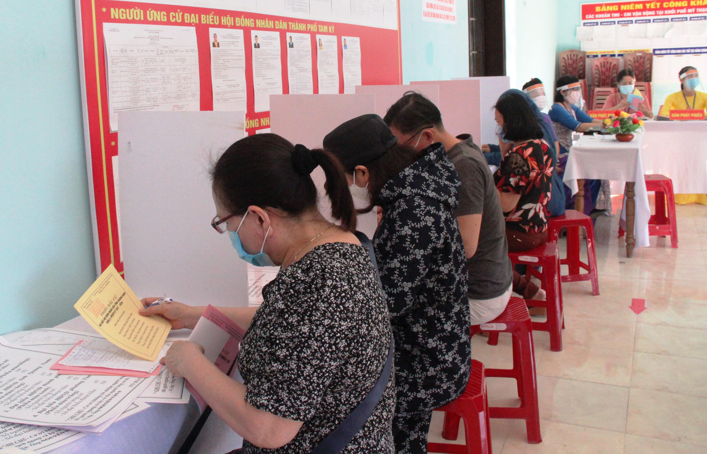 Bàn ghi của cử tri được bố trí vách ngăn để phòng, chống dịch COVID-19.