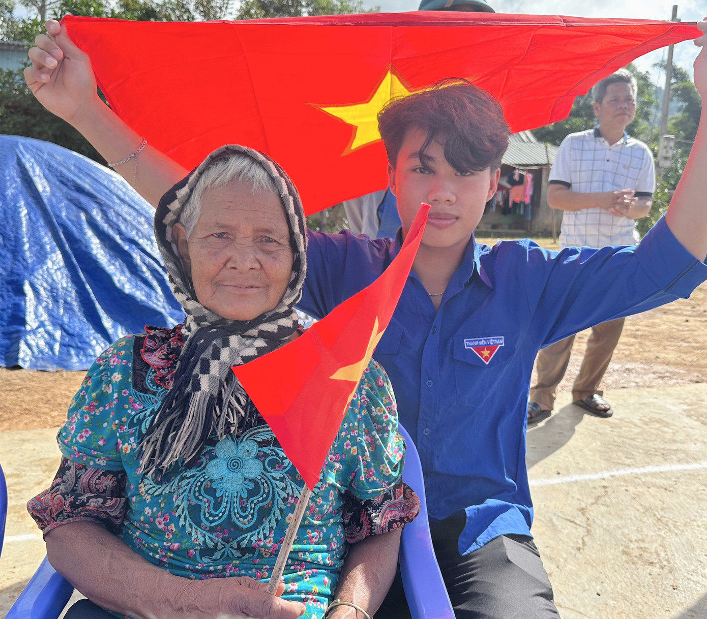 Khoảnh khắc đáng yêu cùng bà con và các em nhỏ vùng biên giới. Khoảnh khắc đáng yêu cùng bà con và các em nhỏ vùng biên giới.