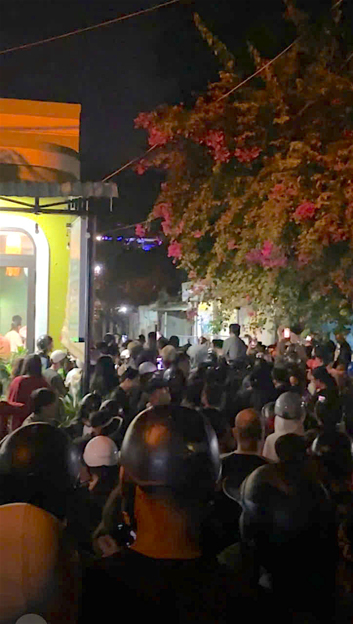 Người dân kéo về chật kín con hẻm dẫn vào nhà Tô Thị Ty Na. Ảnh FB