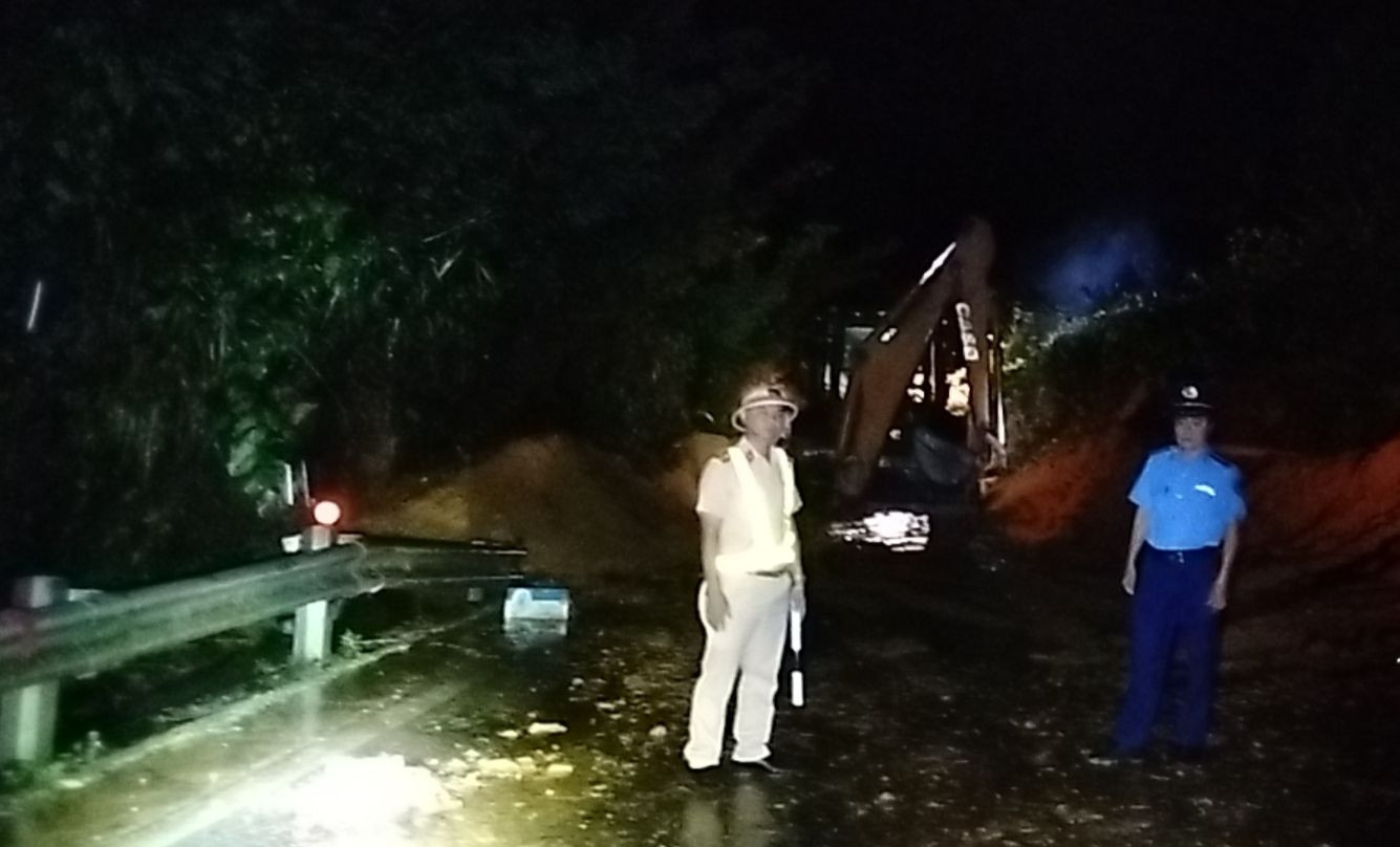 Sạt lở nghiêm trọng đường Hồ Chí Minh qua địa phận Quảng Nam. Ảnh V.N