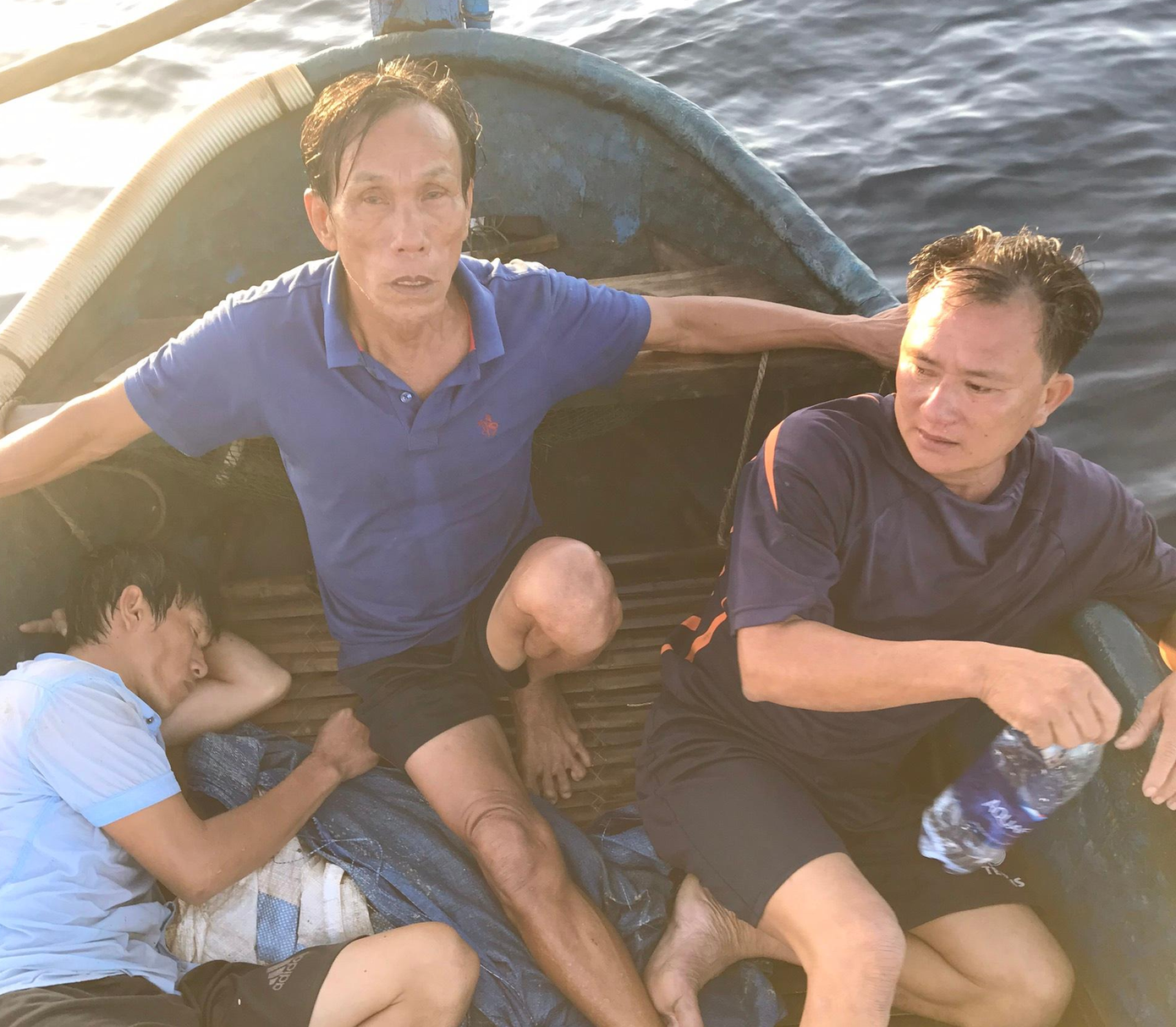 Ngư dân của chiếc tàu chìm được cứu, đưa lên ghe. Ảnh Trần Nam. Ngư dân của chiếc tàu chìm được cứu, đưa lên ghe. Ảnh Trần Nam.