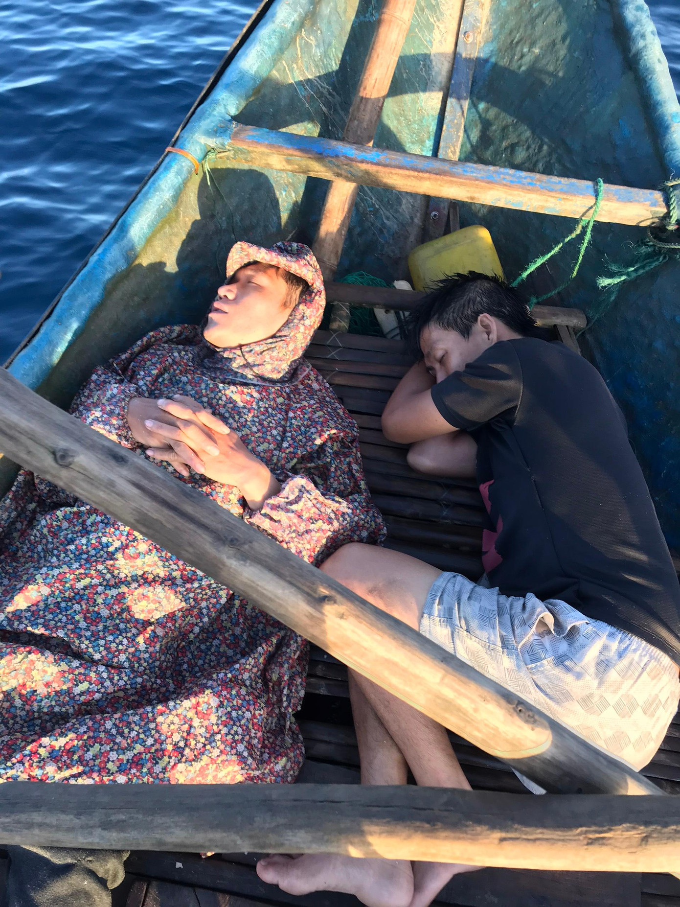 Các thuyền viên tàu cá Quảng Ngãi gặp nạn được một ngư dân Quảng Nam cứu, đưa lên ghe. Các thuyền viên tàu cá Quảng Ngãi gặp nạn được một ngư dân Quảng Nam cứu, đưa lên ghe.