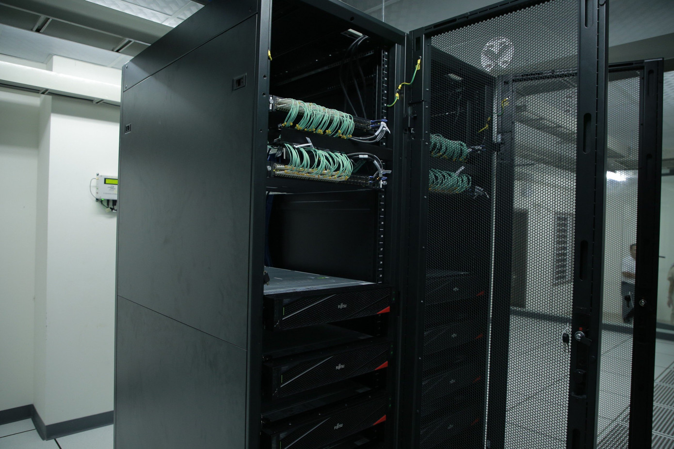 Hệ thống máy móc trang bị Trung tâm tích hợp dữ liệu. Hệ thống máy móc trang bị Trung tâm tích hợp dữ liệu.