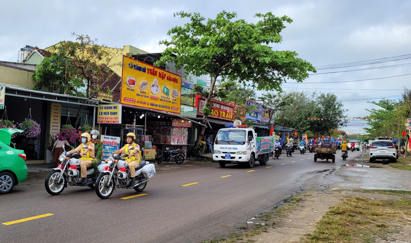 Hoạt động tuyên truyền an toàn giao thông.