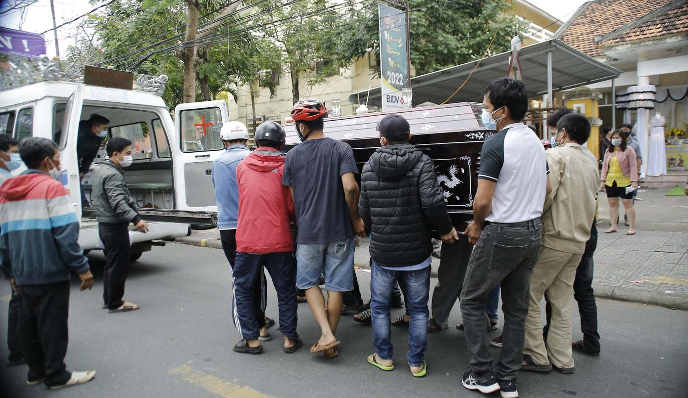 Người thân đau xót đưa thi thể các nạn nhân về quê. Người thân đau xót đưa thi thể các nạn nhân về quê.