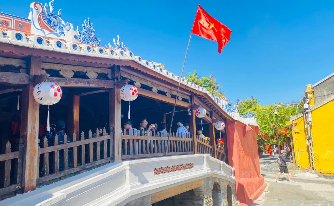 Khu vực di tích chùa Cầu vẫn là điểm thu hút du khách. Du khách check-in chùa Cầu trong diện mạo mới sau thời gian dài trùng tu.