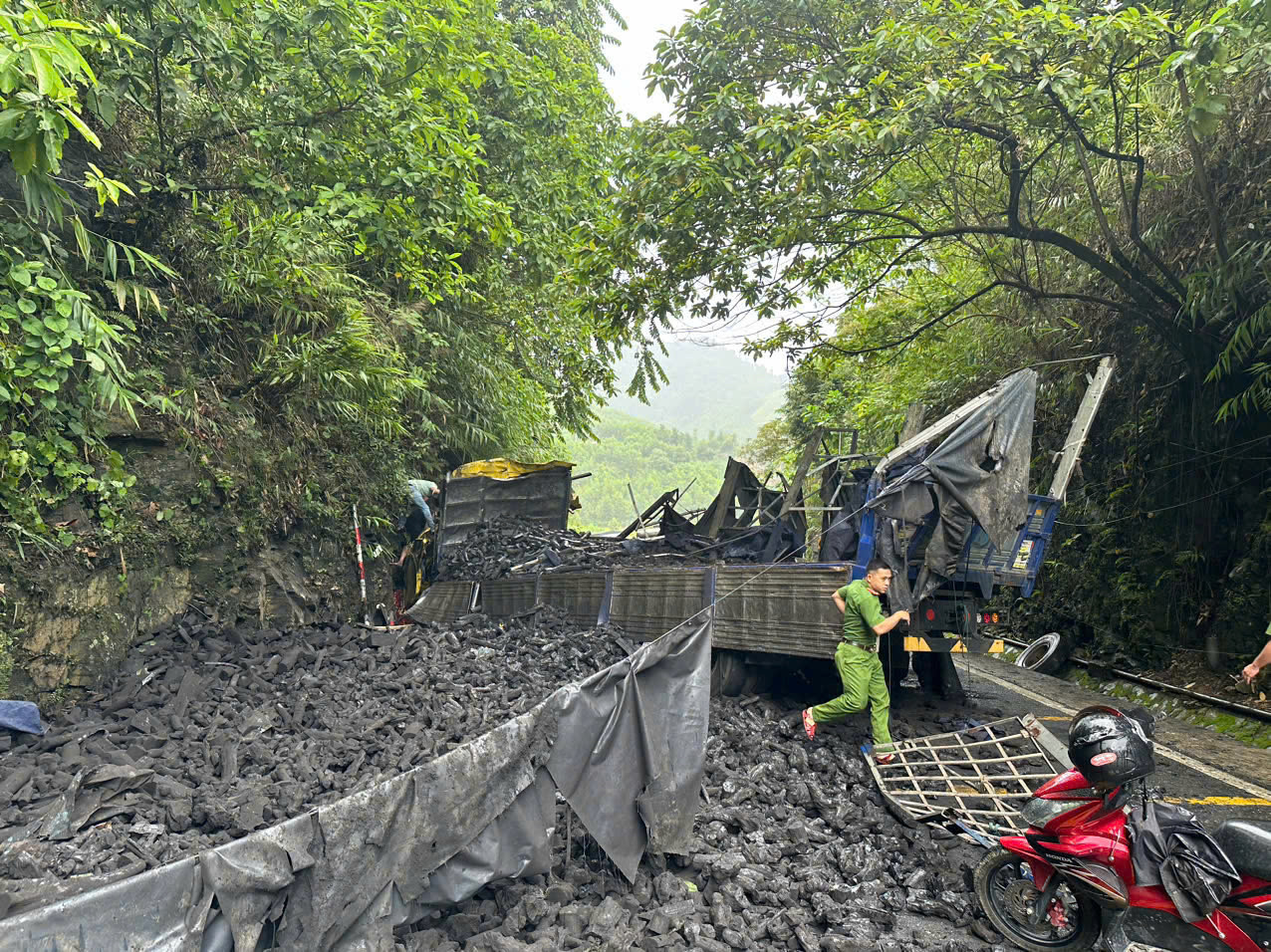 Hiện trường ngổn ngang sau khi xe chở than tông vào taluy đường.