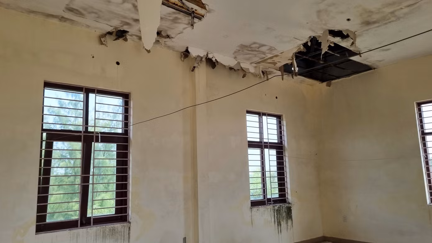 Cụ thể, khu nhà hành chính rộng 181,44ms gồm 2 tầng nằm trong nằm trong khuôn viên sân vườn diện tích trên 736 m2 bỏ hoang nhiều năm.