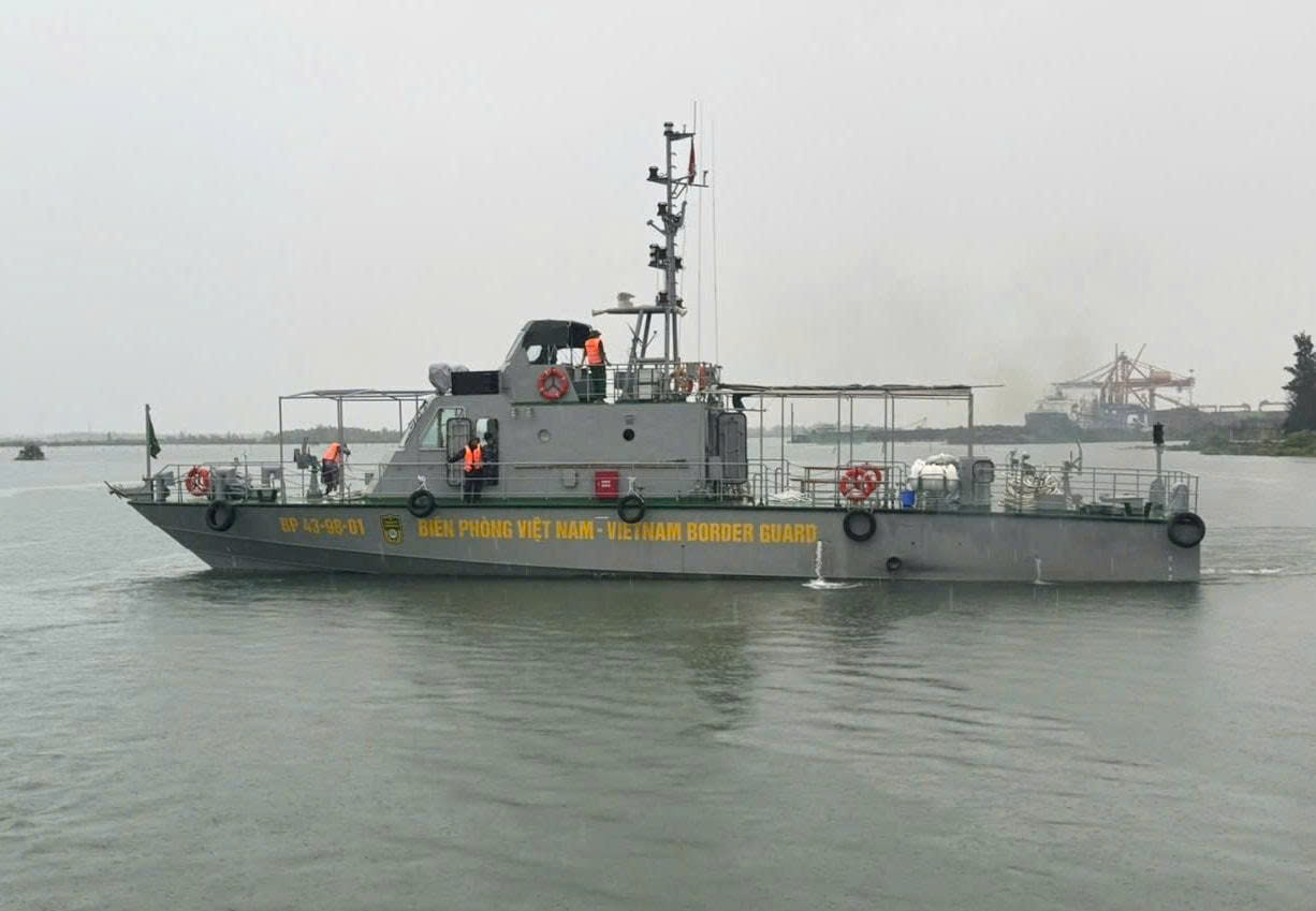 Tàu cứu hộ xuất bến đi ứng cứu tàu cá gặp nạn. Ảnh BĐBP QN Tàu cứu hộ xuất bến đi ứng cứu tàu cá gặp nạn. Ảnh BĐBP QN