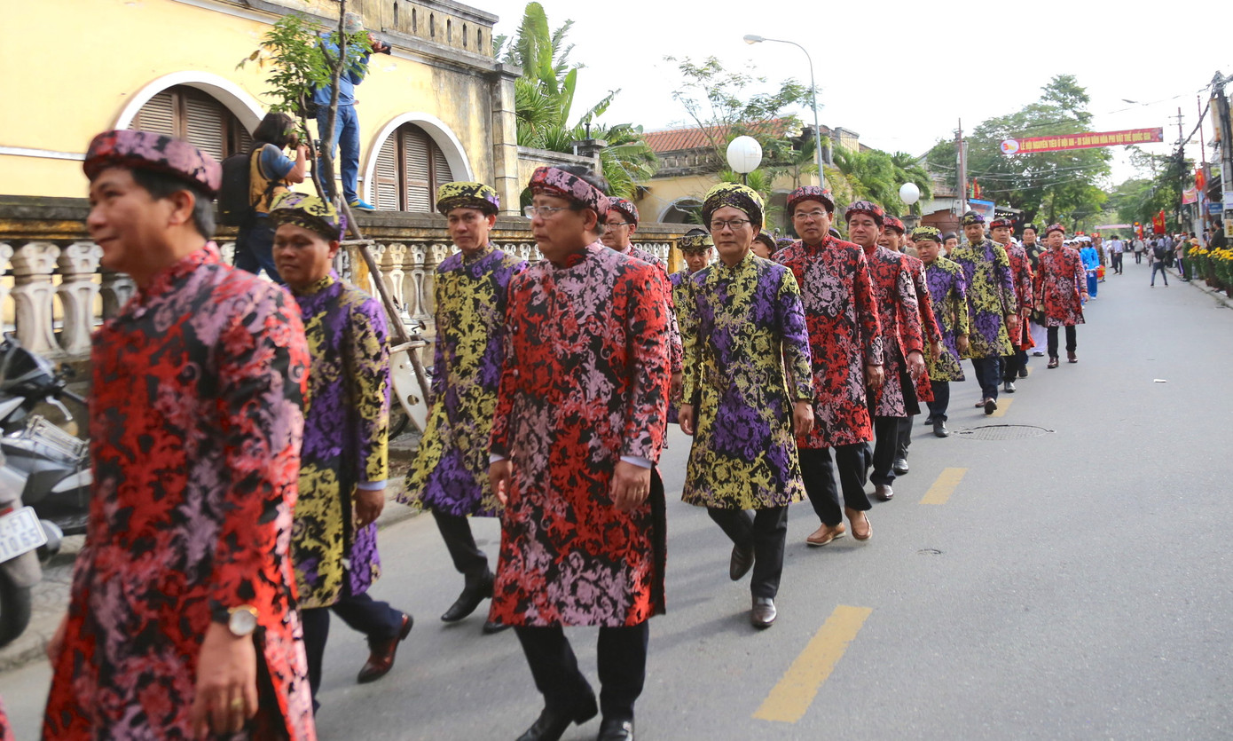Lãnh đạo thành phố diện áo dài khăn đóng tham gia diễu hành. Lãnh đạo thành phố diện áo dài khăn đóng tham gia diễu hành.