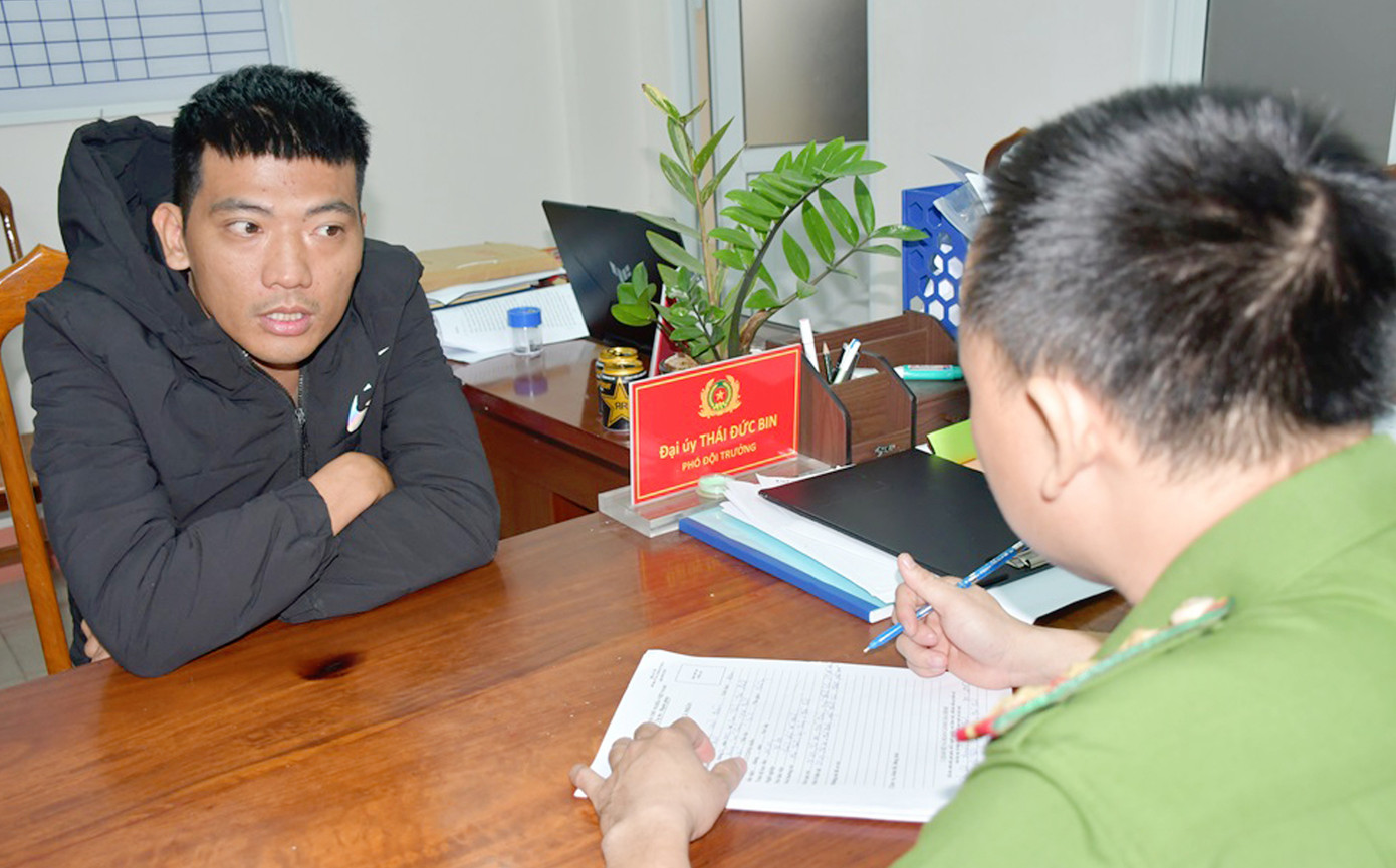 Các đối tượng trong đường dây cho vay nặng lãi vừa bị tạm giữ. Ảnh CA Các đối tượng trong đường dây cho vay nặng lãi vừa bị tạm giữ. Ảnh CA