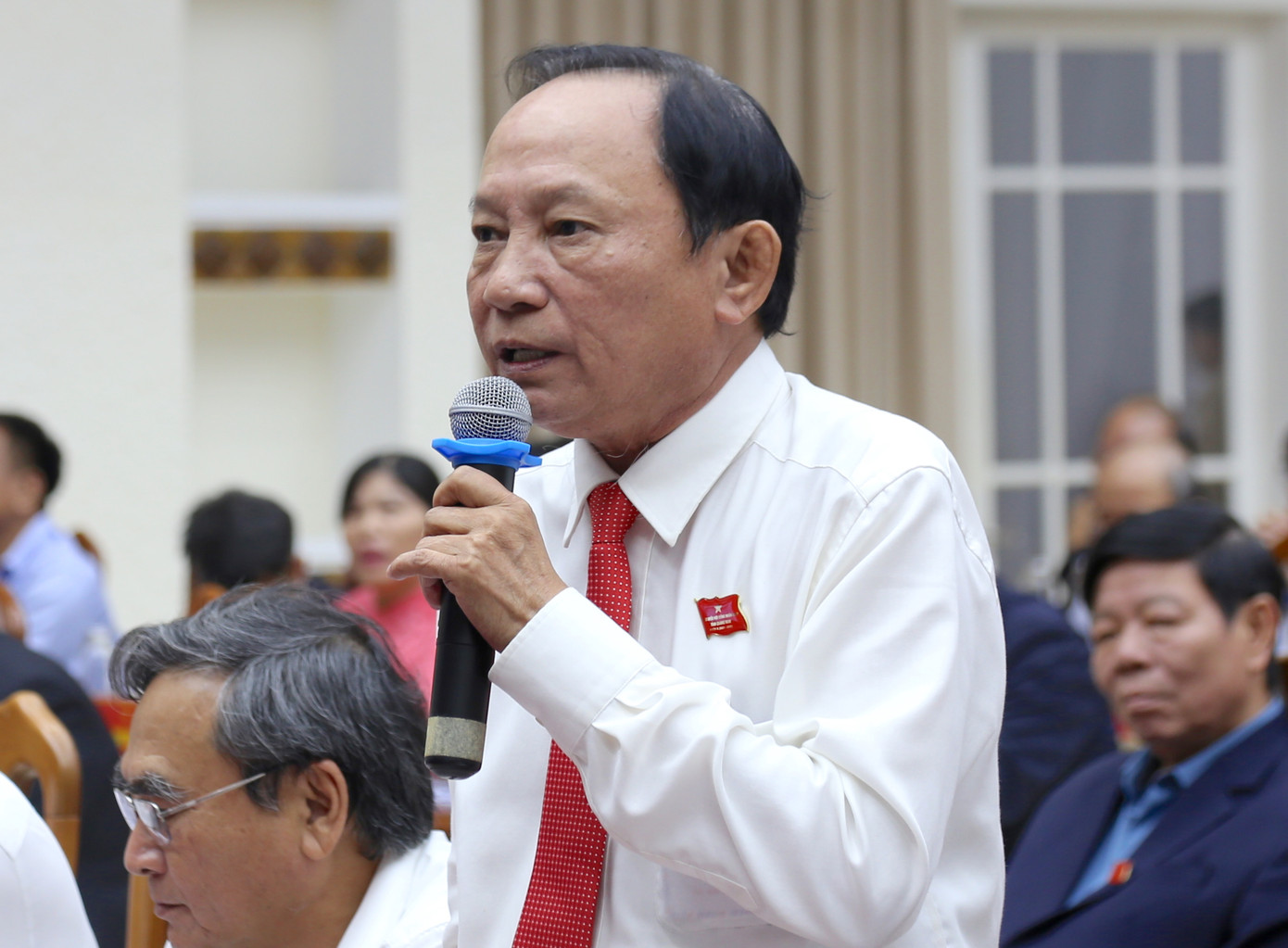 Ông Mai Văn Mười - Giám đốc Sở Y tế Quảng Nam (trái) và đại biểu Vũ Văn Thẩm tại phiên chất vấn và trả lời chất vấn.