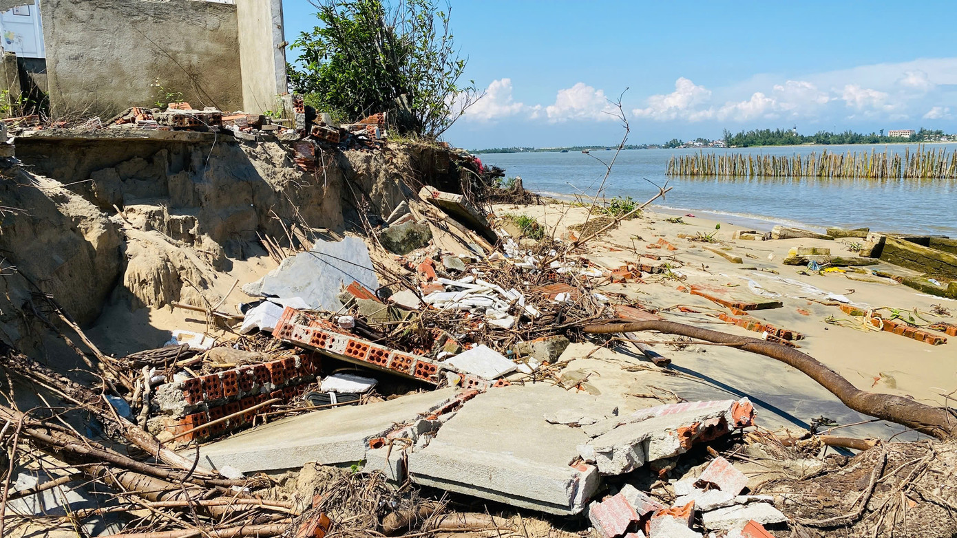 Sạt lở khiến nhiều nhà dân bị hư hại, cây cối đổ ngã. Một số hộ bám trụ vì không thống nhất được phương án di dời. Nếu đi nơi ở mới chỉ với 100m2 đất và 20 triệu đồng thì không thể xây nhà. Sạt lở khiến nhiều nhà dân bị hư hại, cây cối đổ ngã. Một số hộ bám trụ vì không thống nhất được phương án di dời. Nếu đi nơi ở mới chỉ với 100m2 đất và 20 triệu đồng thì không thể xây nhà.