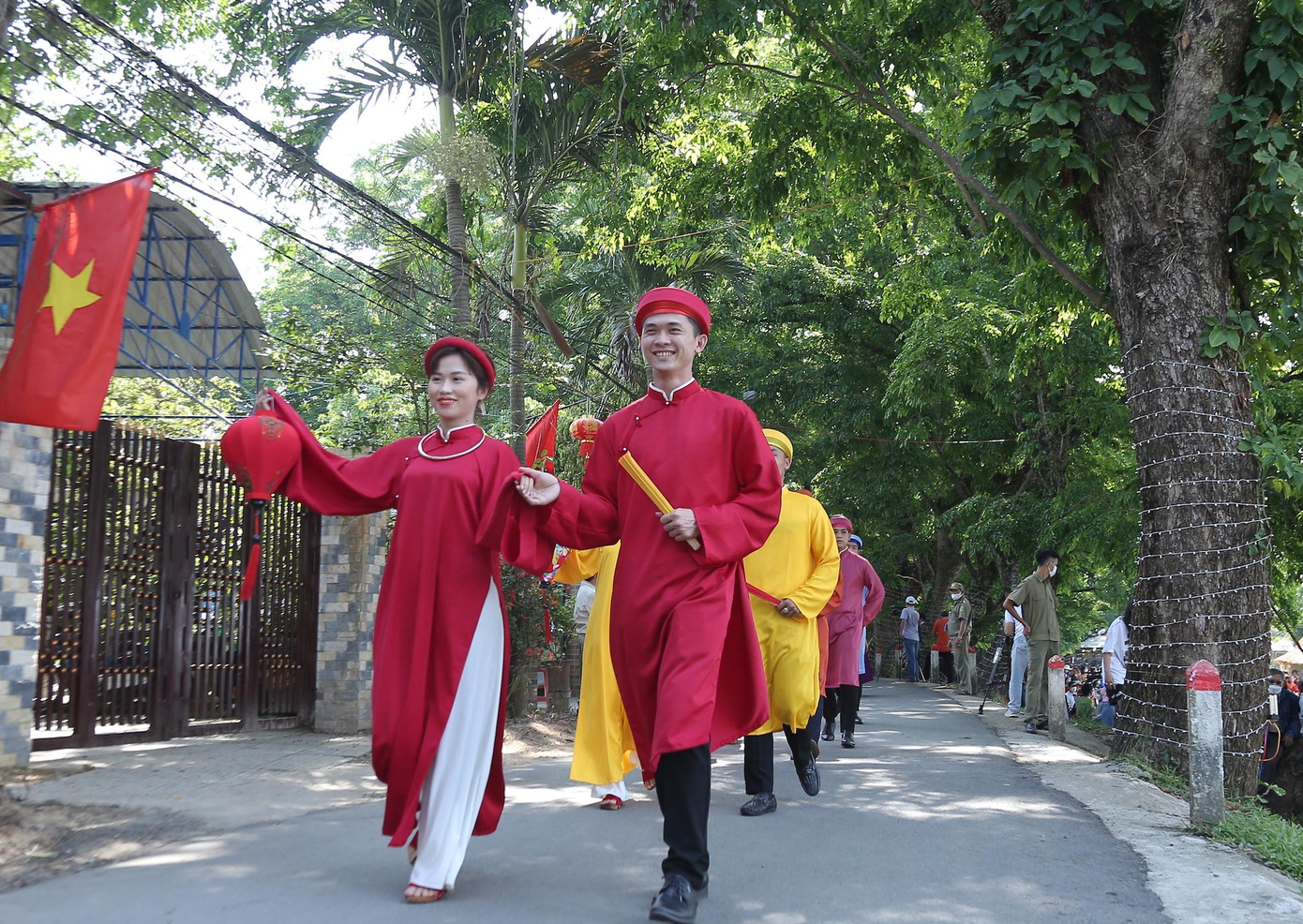 Sánh đôi cùng tà áo dài.