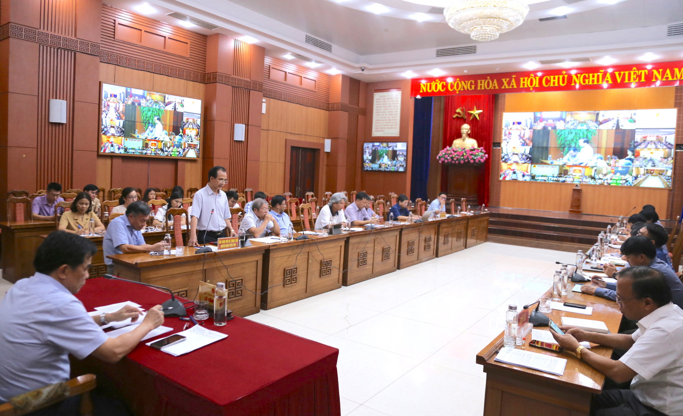 Chủ tịch Quảng Nam đối thoại với cán bộ ngành y tế.