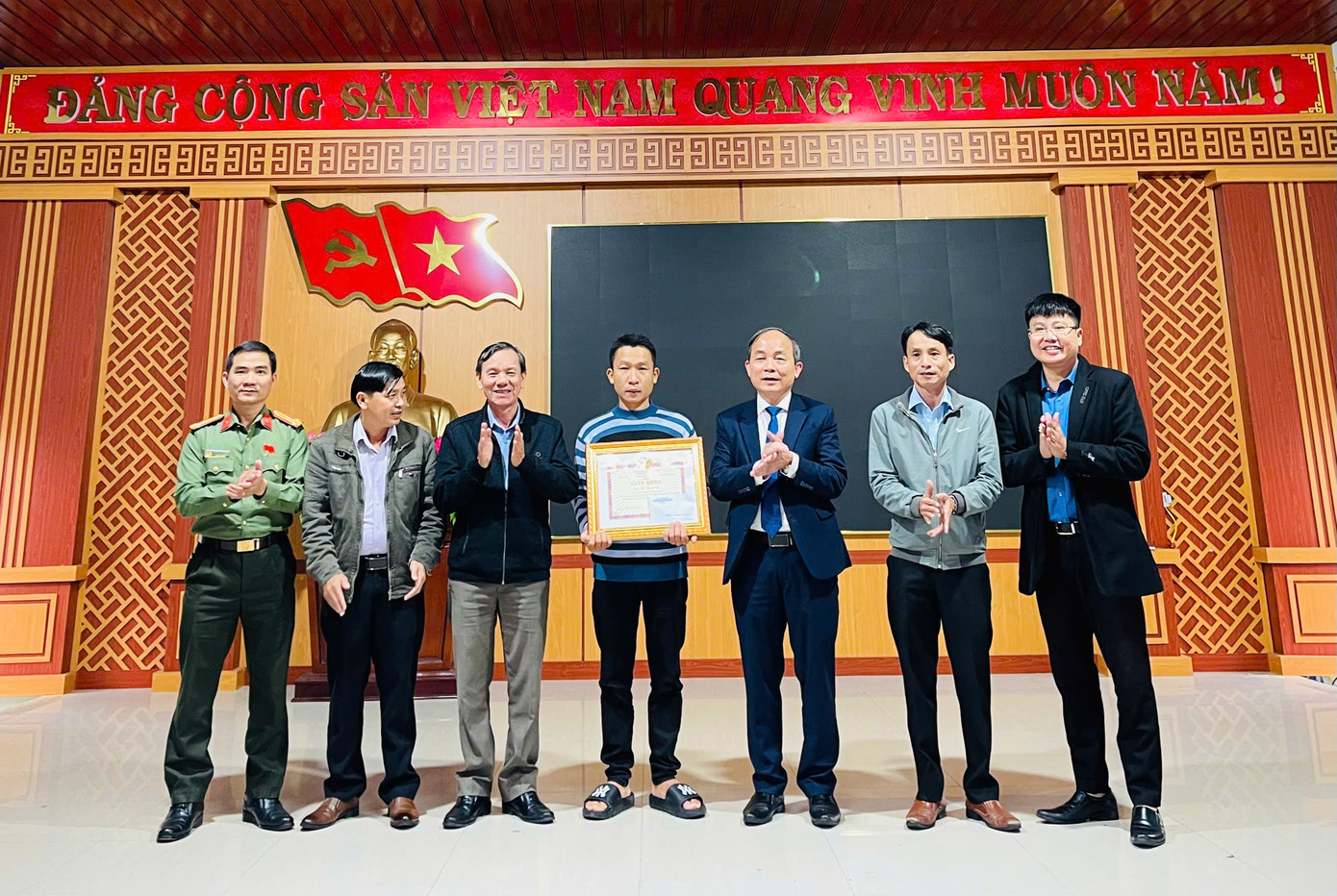 Khen thưởng anh Bùi Thanh Tài vì hành động dũng cảm cứu 3 học sinh bị lũ cuốn. Ảnh Tr. Tuấn Anh Khen thưởng anh Bùi Thanh Tài vì hành động dũng cảm cứu 3 học sinh bị lũ cuốn. Ảnh Tr. Tuấn Anh