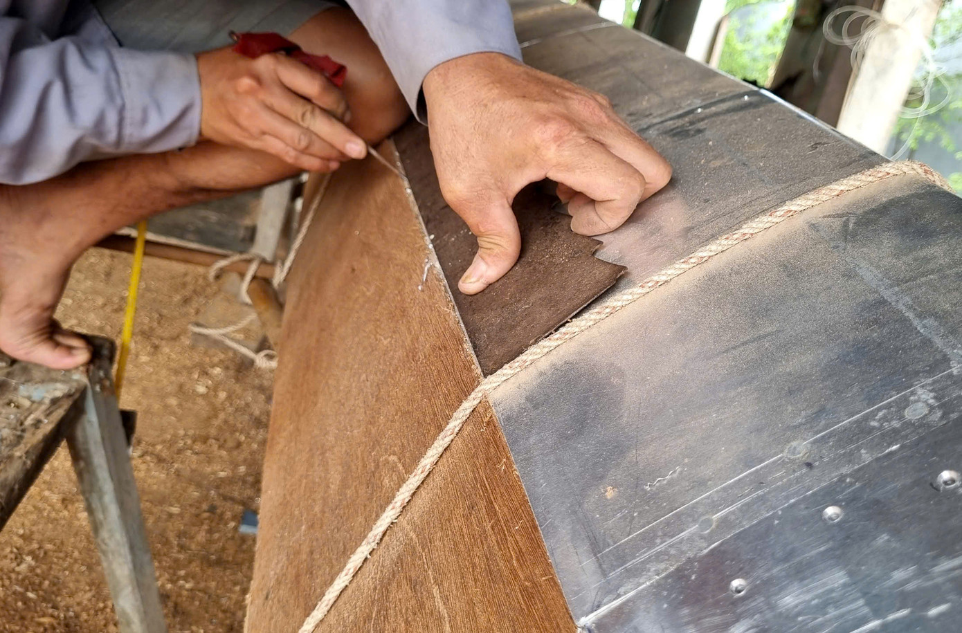 Vật liệu chính tạo nên chiếc ghe đua là gỗ và nhôm. Các công đoạn đều phải kì công, tỉ mỉ. Vật liệu chính tạo nên chiếc ghe đua là gỗ và nhôm. Các công đoạn đều phải kì công, tỉ mỉ.