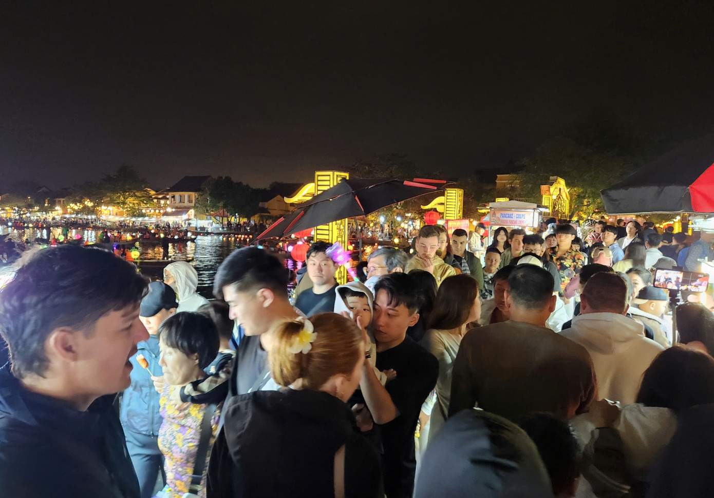 Rất đông du khách đổ về phố cổ Hội An đêm giao thừa. Rất đông du khách đổ về phố cổ Hội An đêm giao thừa.