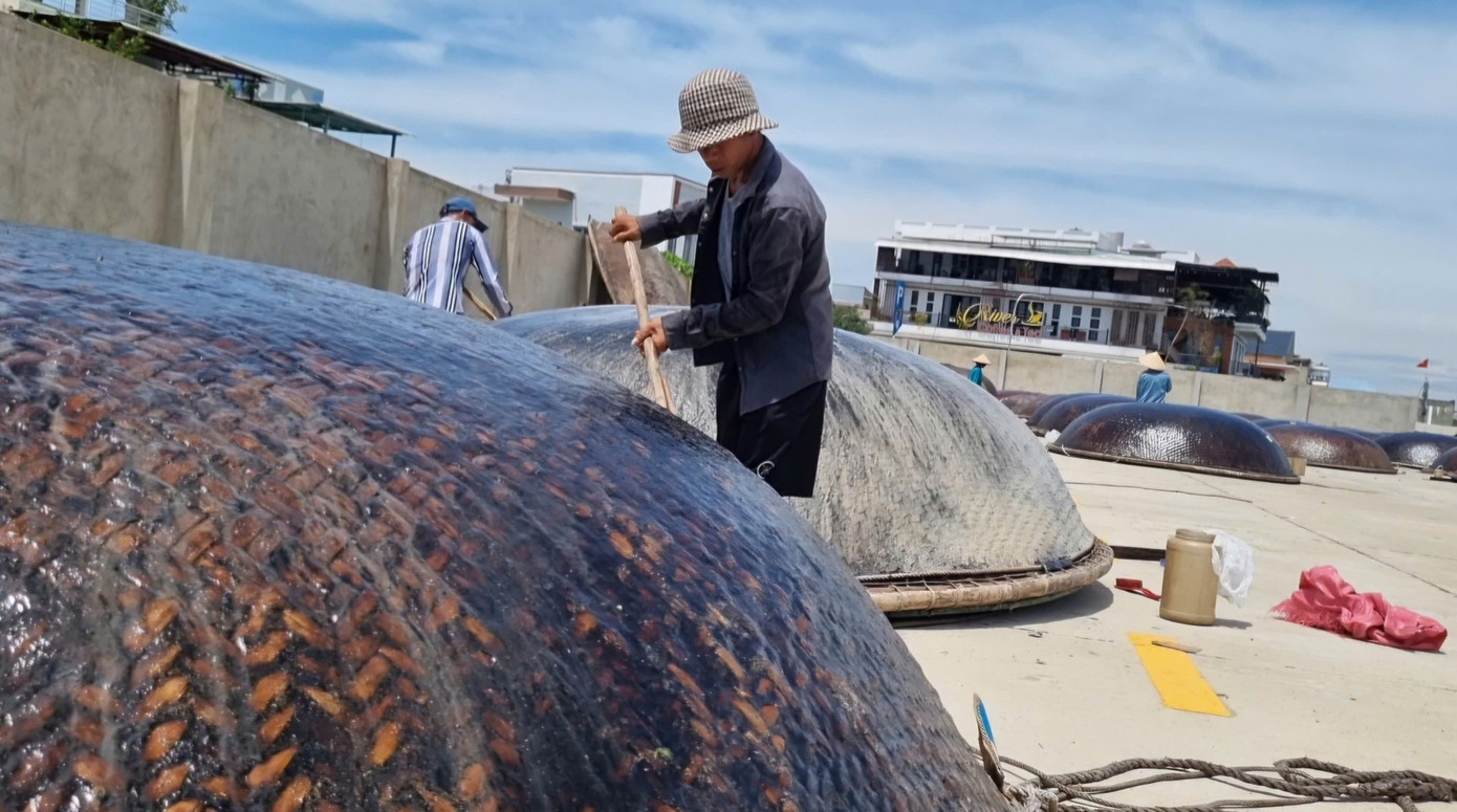 Công việc đòi hỏi tỉ mẫn, và ‘dai sức’ vì làm dưới trời nắng gắt nhiều tiếng đồng hồ. Công việc đòi hỏi tỉ mẫn, và ‘dai sức’ vì làm dưới trời nắng gắt nhiều tiếng đồng hồ.