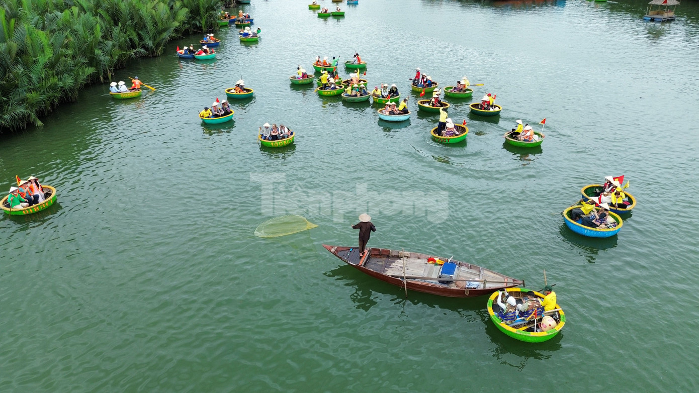 Du khách thích thú trải nghiệm lắc thúng, buông lưới trên sông. Trong khi đó tại khu vực rừng dừa có khoảng 15 công ty hoạt động dịch vụ này, tổng số khoảng 3.000-4.000 thúng. Phần lớn là khách châu Á, đông nhất có khách Hàn Quốc, Trung Quốc, Thái Lan. Du khách thích thú trải nghiệm lắc thúng, buông lưới trên sông. Trong khi đó tại khu vực rừng dừa có khoảng 15 công ty hoạt động dịch vụ này, tổng số khoảng 3.000-4.000 thúng. Phần lớn là khách châu Á, đông nhất có khách Hàn Quốc, Trung Quốc, Thái Lan.