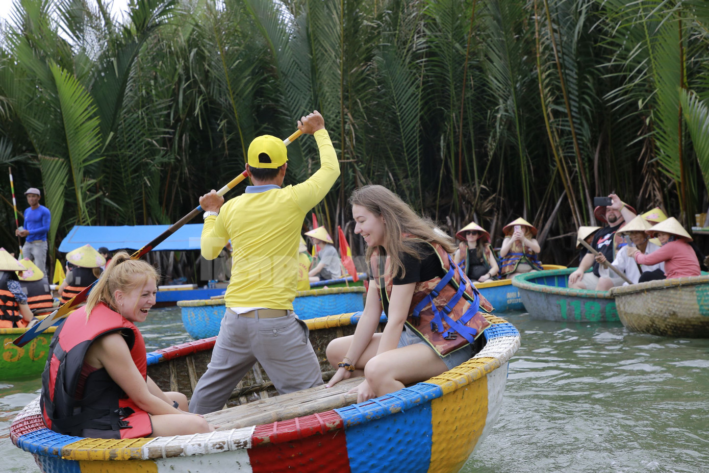 Du khách thích thú trải nghiệm lắc thúng, buông lưới trên sông. Trong khi đó tại khu vực rừng dừa có khoảng 15 công ty hoạt động dịch vụ này, tổng số khoảng 3.000-4.000 thúng. Phần lớn là khách châu Á, đông nhất có khách Hàn Quốc, Trung Quốc, Thái Lan. Du khách thích thú trải nghiệm lắc thúng, buông lưới trên sông. Trong khi đó tại khu vực rừng dừa có khoảng 15 công ty hoạt động dịch vụ này, tổng số khoảng 3.000-4.000 thúng. Phần lớn là khách châu Á, đông nhất có khách Hàn Quốc, Trung Quốc, Thái Lan.