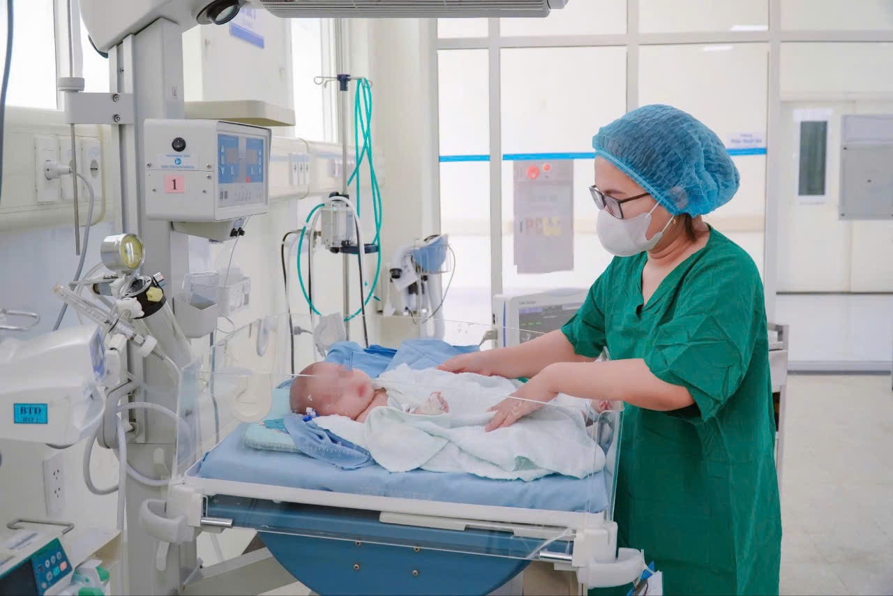 Bé gái vượt qua ca phẫu thuật, hiện sức khỏe ổn định. Ảnh BVCC