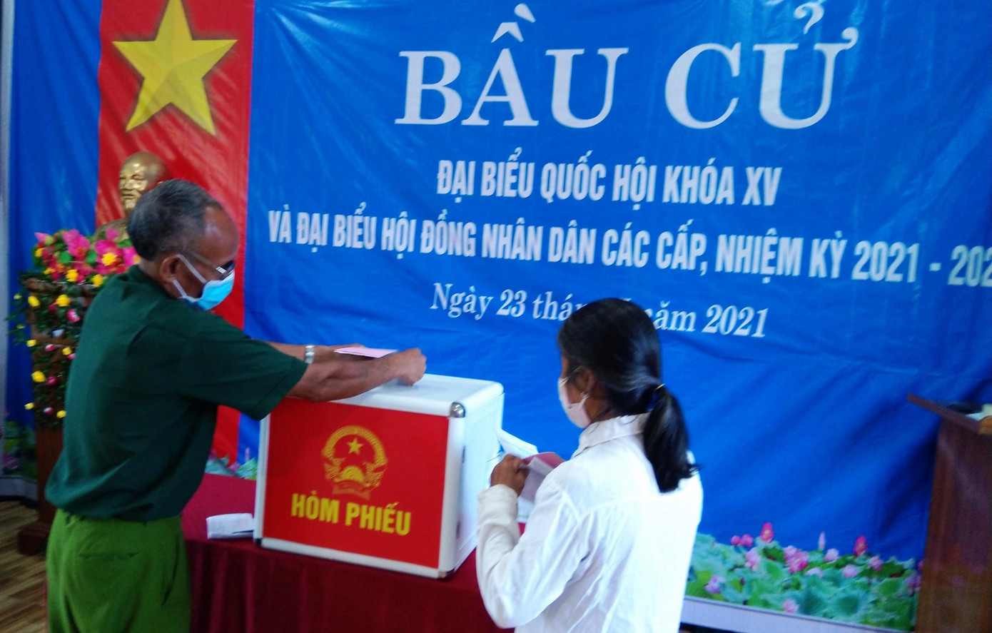 Ông Hồ Văn Đề, khu dân cư Bằng La chia sẻ “bà con ai cũng vui mừng tham gia bầu cử. Tất cả đều mong muốn tìm được người đủ đức và tài để đưa đất nước, quê hương ngày một phát triển”.