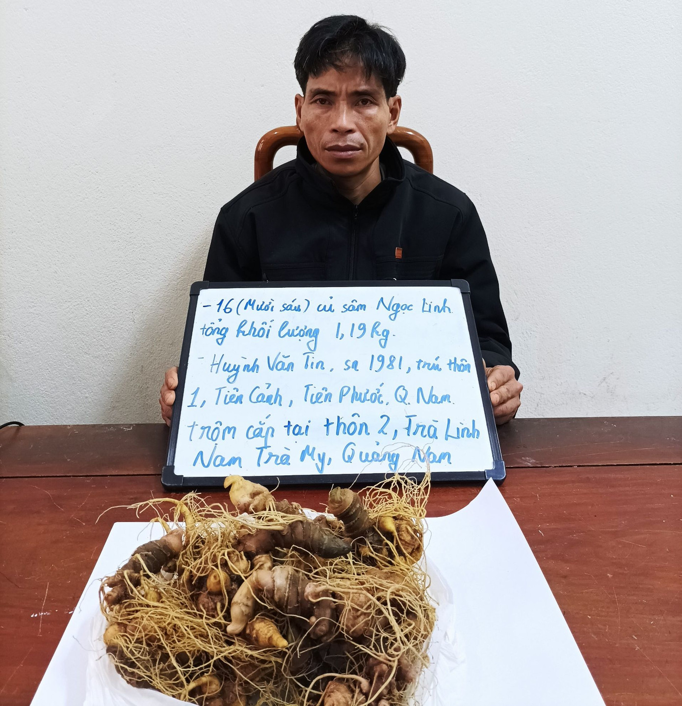 Huỳnh Văn Tin và tang vật. Ảnh CA Huỳnh Văn Tin và tang vật. Ảnh CA