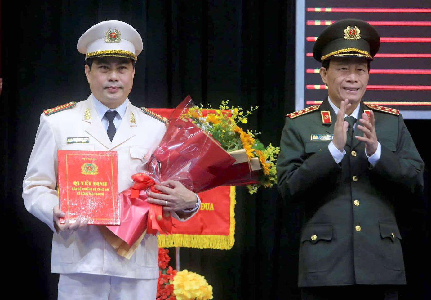 Thượng tướng Lê Quốc Hùng - Thứ trưởng Bộ Công an trao Quyết định bổ nhiệm và tặng hoa chúc mừng Thượng tá Nguyễn Xuân Hoàng. Thượng tướng Lê Quốc Hùng - Thứ trưởng Bộ Công an trao Quyết định bổ nhiệm và tặng hoa chúc mừng Thượng tá Nguyễn Xuân Hoàng.