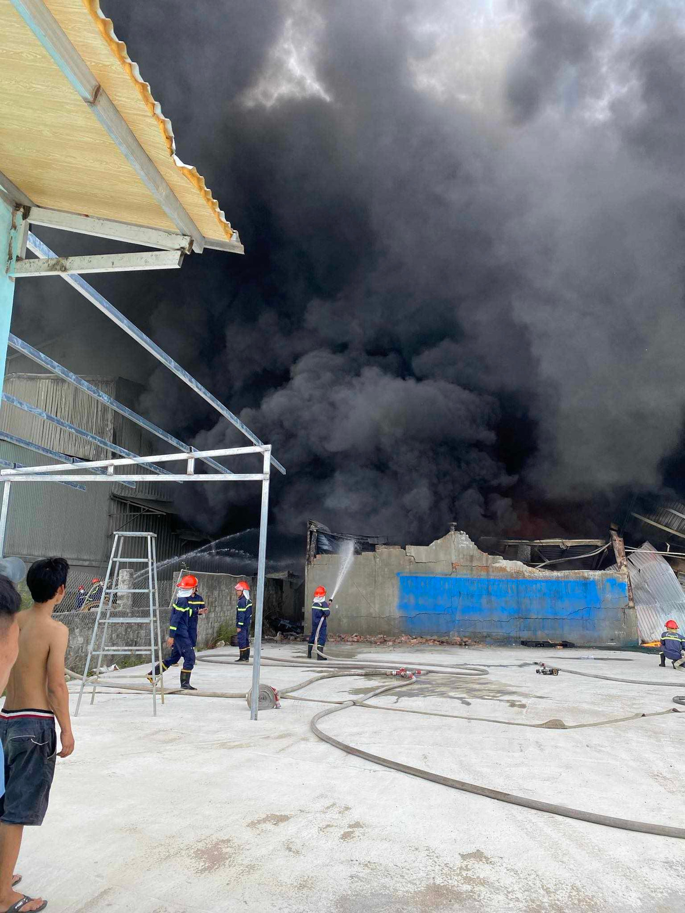 Lực lượng chức năng đang nỗ lực dập lửa