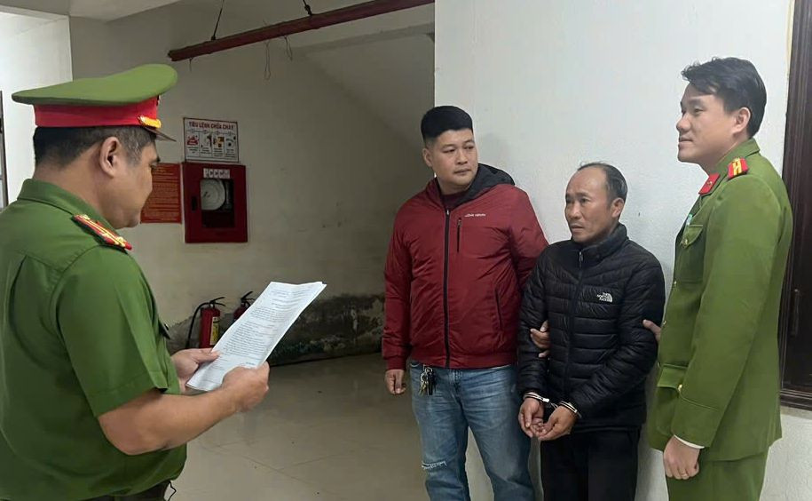 Công an thi hành lệnh giữ người trong trường hợp khẩn cấp đối với Hà Văn Mến. Ảnh CA Công an thi hành lệnh giữ người trong trường hợp khẩn cấp đối với Hà Văn Mến. Ảnh CA