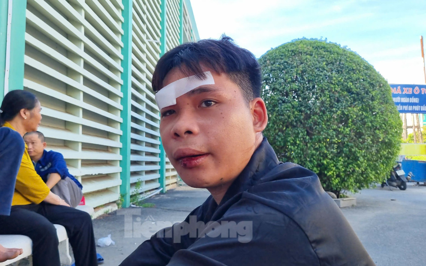 Nhiều hành khách bị thương sau vụ tai nạn đang được cấp cứu tại Bệnh viện Đa khoa tỉnh Quảng Nam. Ảnh: Hoài Văn Nhiều hành khách bị thương sau vụ tai nạn đang được cấp cứu tại Bệnh viện Đa khoa tỉnh Quảng Nam. Ảnh: Hoài Văn