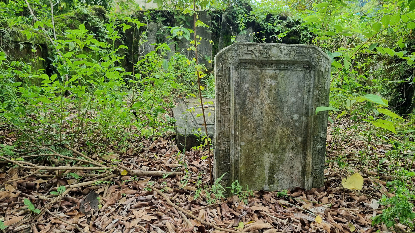 Bảo tàng Quảng Nam đã tiến hành khảo sát kiến trúc mộ, dập và dịch các văn khắc trên bia mộ. Bảo tàng Quảng Nam đã tiến hành khảo sát kiến trúc mộ, dập và dịch các văn khắc trên bia mộ.