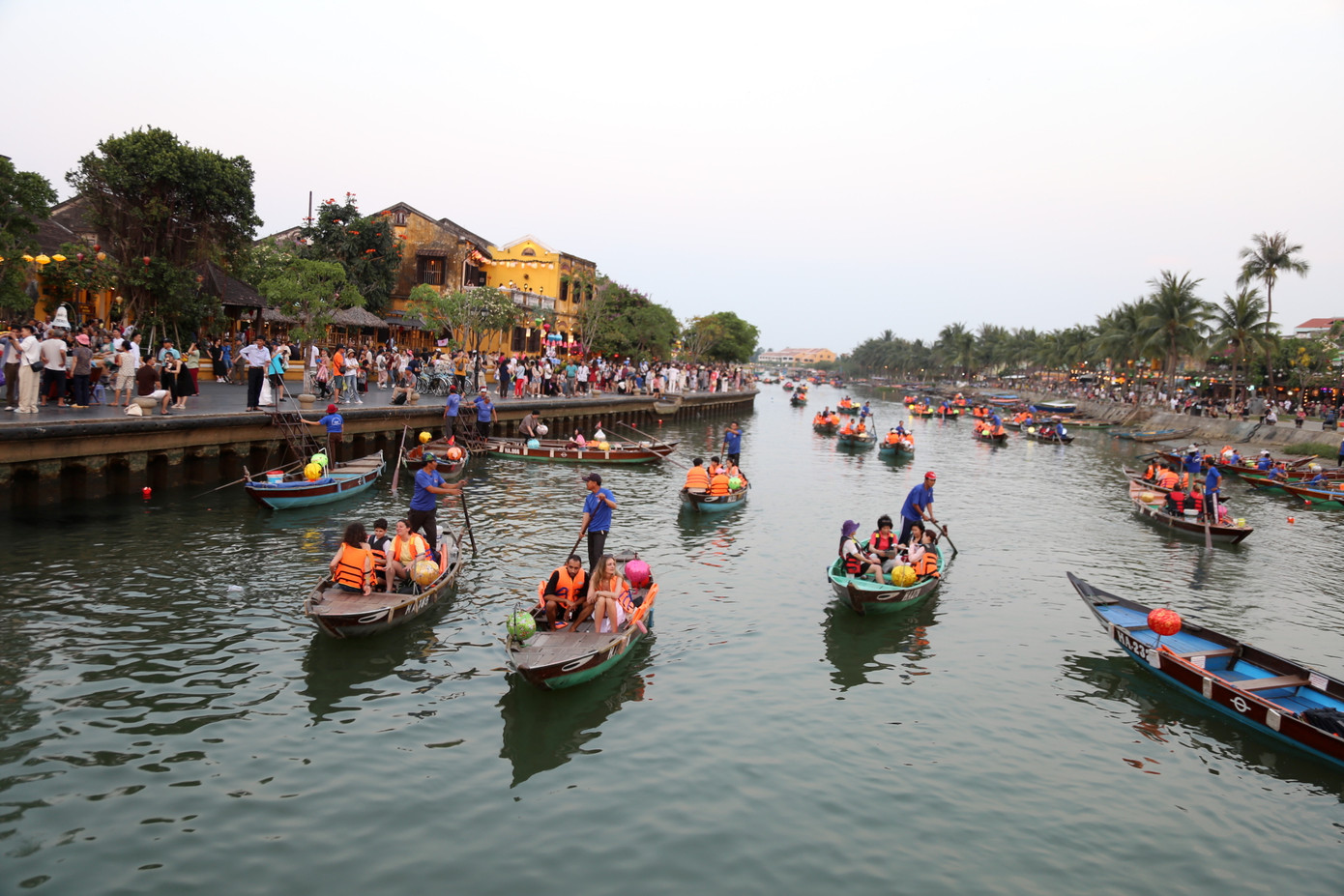 Du khách thong thả nắm tay cùng dạo bước trên phố cổ hoặc đi thuyền trên sông Hoài.