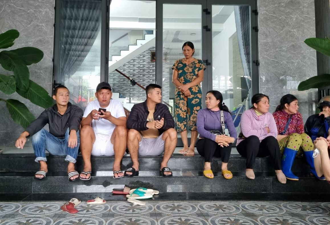 Người thân thấp thỏm mong ngóng thông tin cứu nạn. Người thân thấp thỏm mong ngóng thông tin cứu nạn.