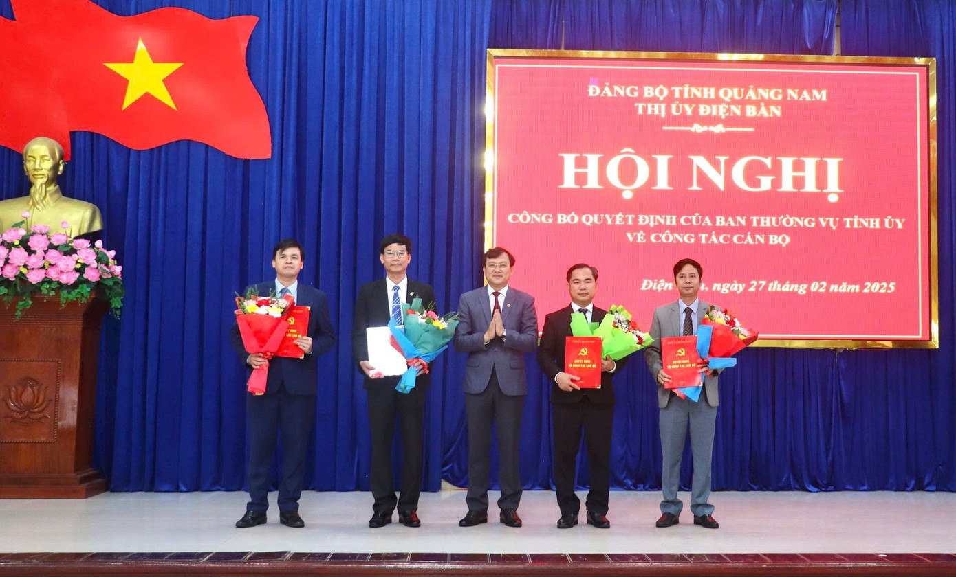 Công bố và trao các quyết định của Ban Thường vụ Tỉnh ủy Quảng Nam tại thị xã Điện Bàn.