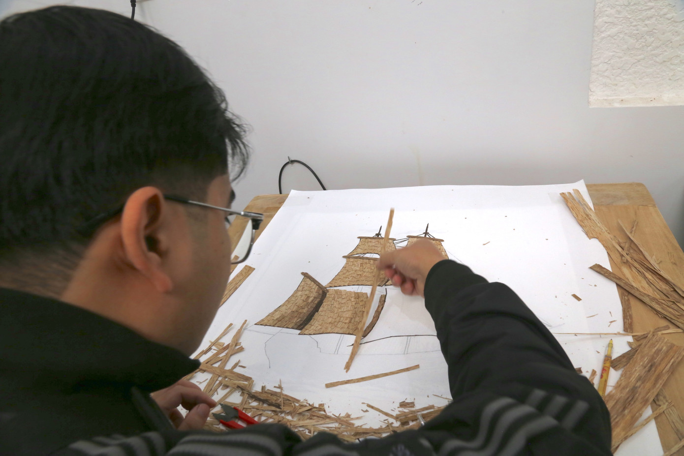 Những thớ trầm được dát mỏng, nhỏ, dùng keo gắn lên theo những phác thảo tranh trước đó. Những thớ trầm được dát mỏng, nhỏ, dùng keo gắn lên theo những phác thảo tranh trước đó.