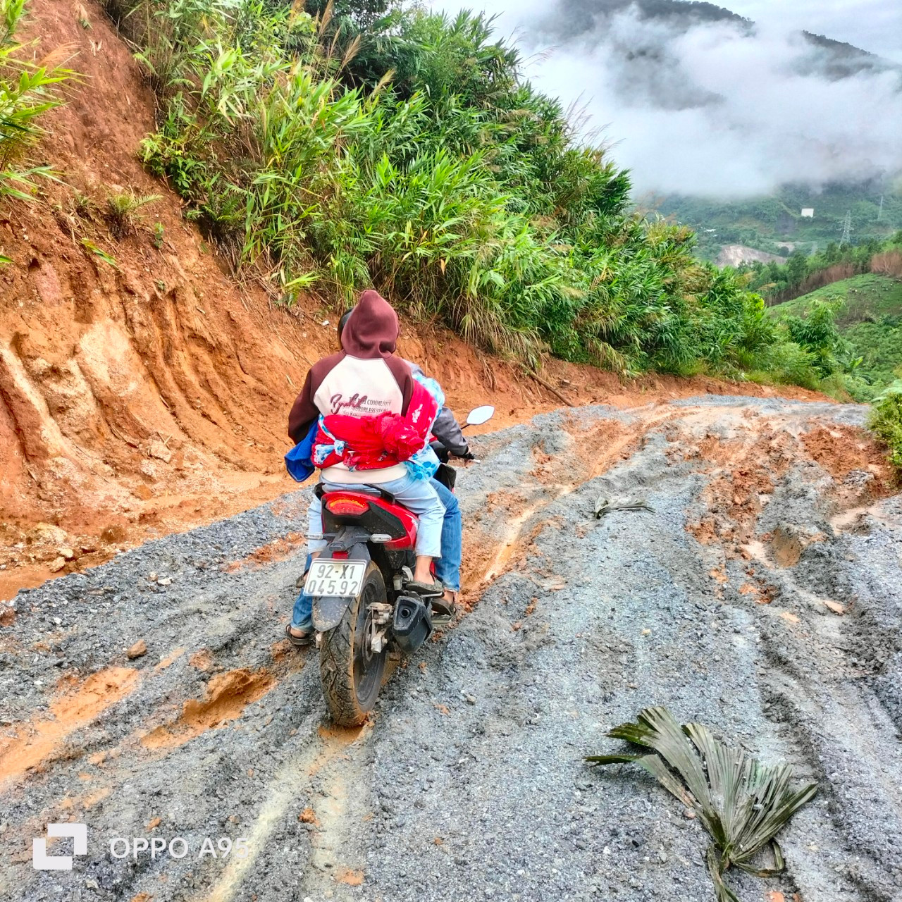 Cán bộ y tế dùng xe máy chở sản phụ bị băng huyết vượt đường núi đến địa điểm xe cấp cứu cứu chờ. Cán bộ y tế dùng xe máy chở sản phụ bị băng huyết vượt đường núi đến địa điểm xe cấp cứu cứu chờ.